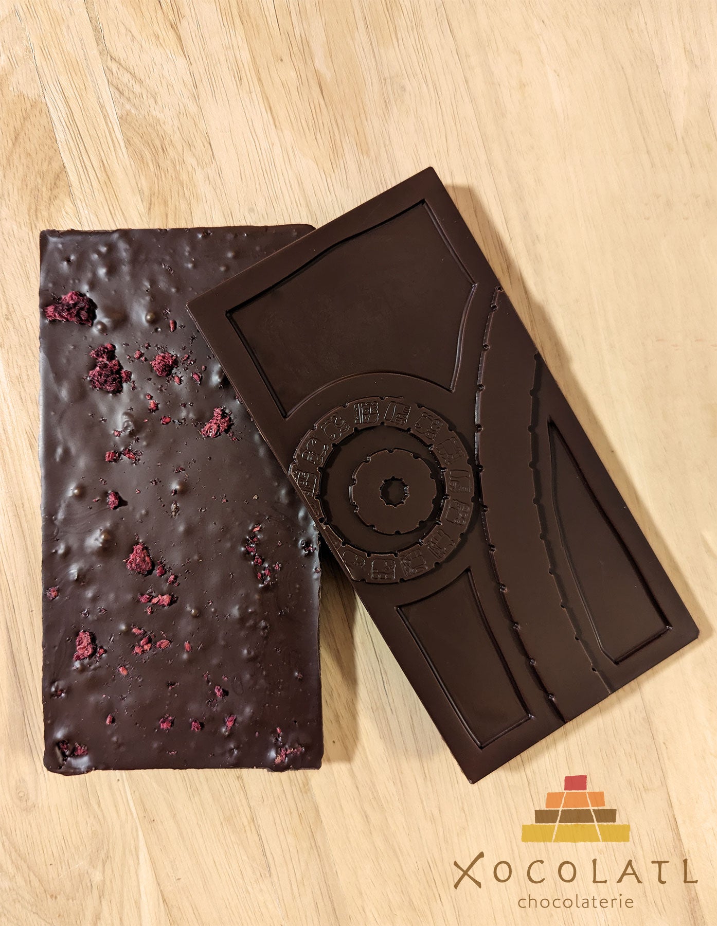 Grandes barres de chocolat noir avec inclusions