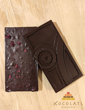 Grandes barres de chocolat noir avec inclusions