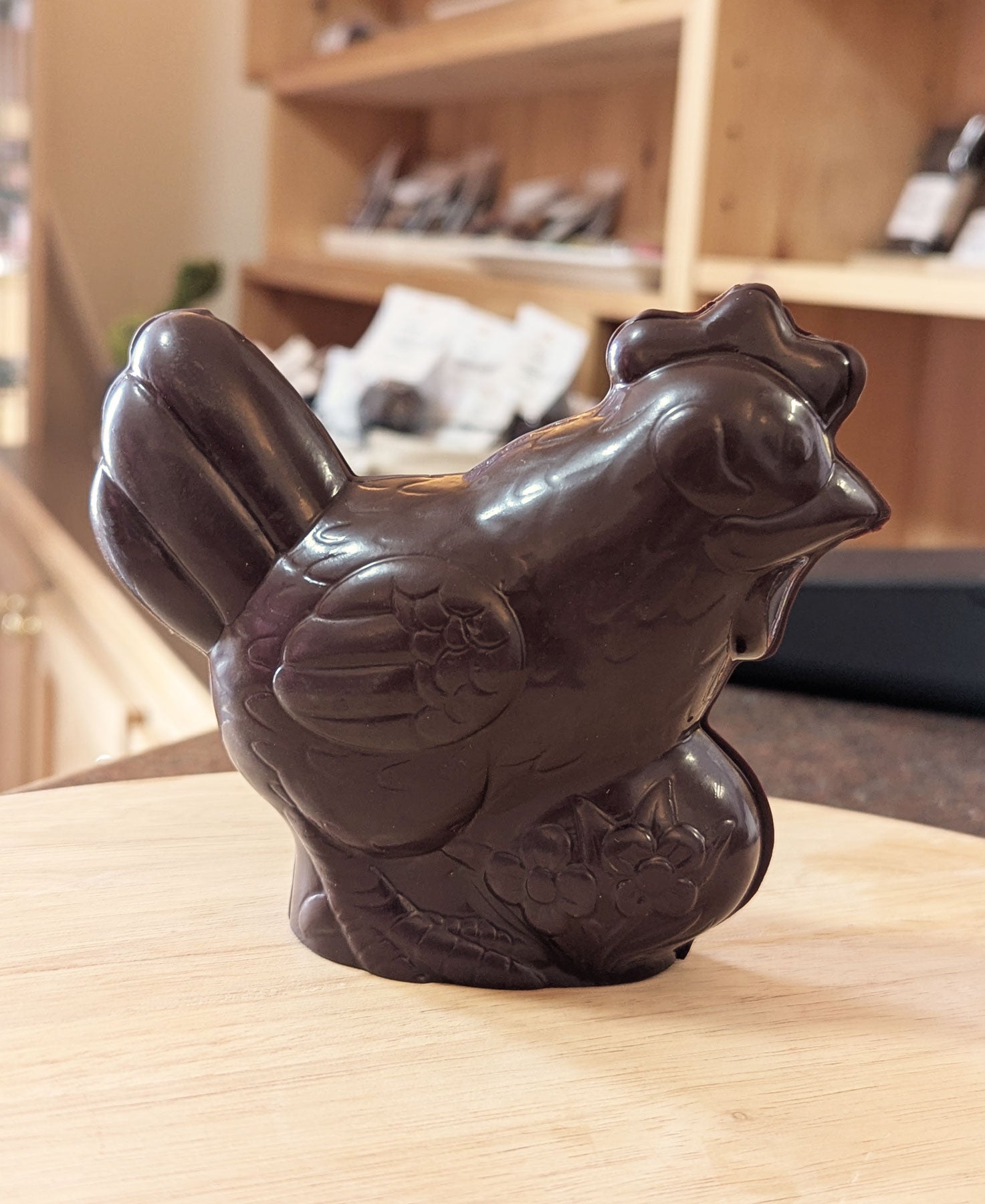 Poule avec fleurs