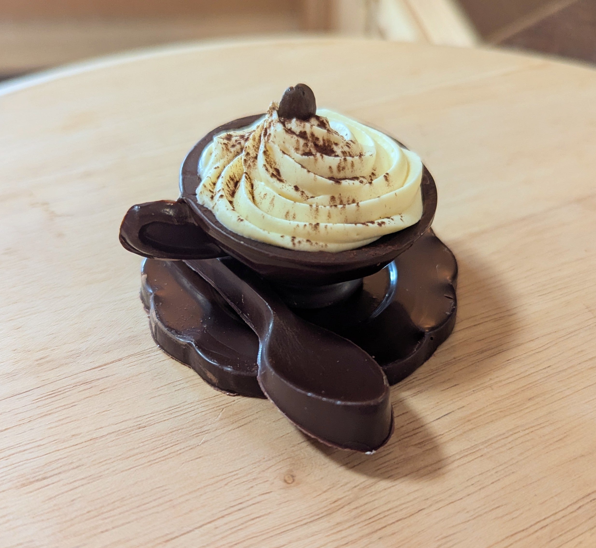 Tasse de cappuccino et macaron