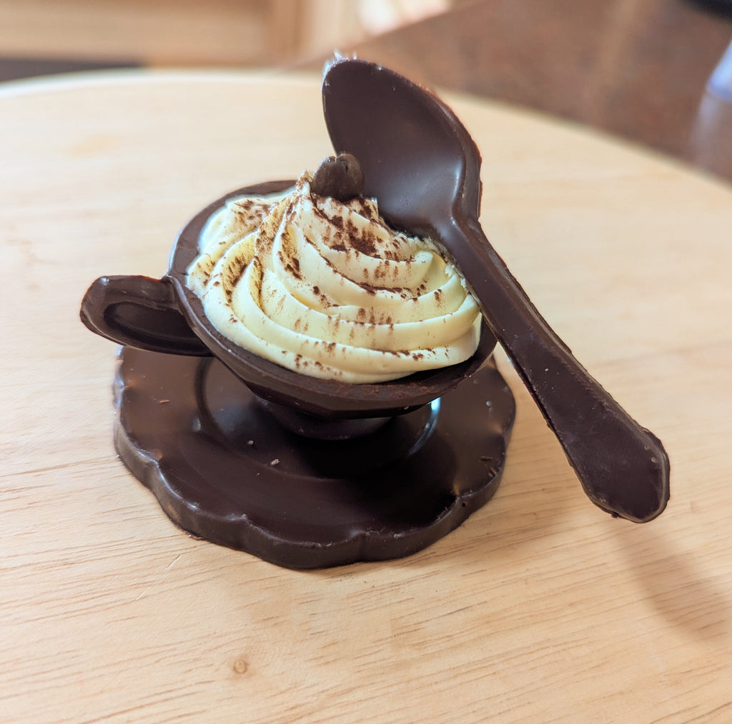 Tasse de cappuccino et macaron